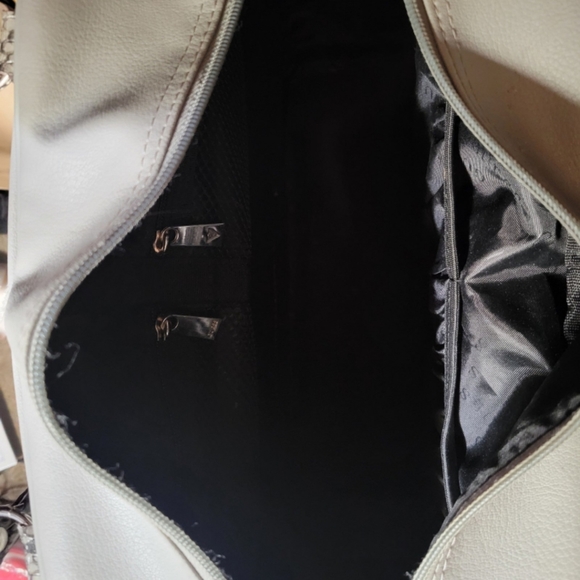 Guess Overnight Diaper/Travel/Gym Bag Tote - Picture 7 of 12